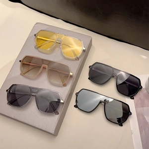 Fashionable oversized aviator sunglasses set in five colors with metal hinge accents
