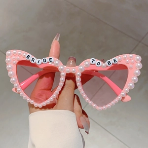 Rosa herzförmige Partysonnenbrille mit weißen Perlen und Bride-To-Be-Schriftzug