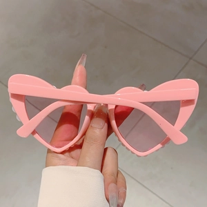 Rosafarbene herzförmige BRIDE TO BE Sonnenbrille mit Katzenaugenrahmen und UV-Schutz