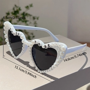 Seitenansicht der herzförmigen Perlen-Sonnenbrille mit BRIDE TO BE-Schriftzug