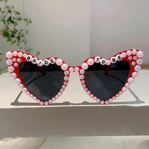 Detailansicht der herzförmigen roten Bride to be Sonnenbrille mit Perlen für Hochzeiten