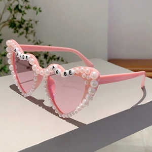 Detail der rosa Herz-Sonnenbrille mit weißen Perlen und Bride To Be Buchstaben-Perlen