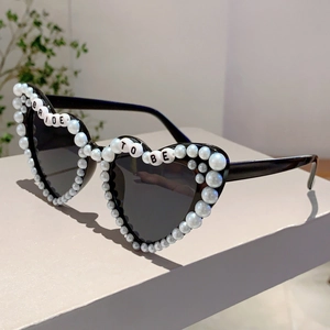 Detail der herzförmigen Bride to Be Sonnenbrille mit Perlenrand für Hochzeitsfeiern
