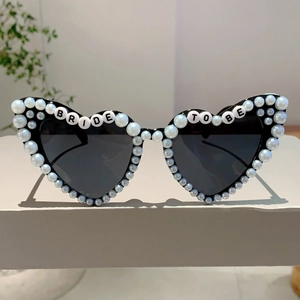 Detailansicht der herzförmigen Sonnenbrille mit Perlen und BRIDE TO BE Schriftzug