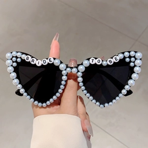 Herzförmige Hochzeits-Sonnenbrille mit Perlen und Bride To Be Schriftzug Dekoration