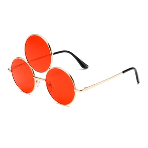 Verrückte Punk-Sonnenbrille mit drei roten Rundgläsern und feinem goldenem Metallrahmen