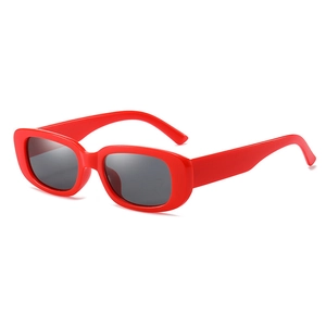 Lunettes de soleil rétro carrées rouges avec verres noirs vues sous un angle de 45°