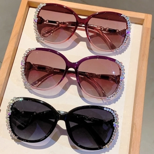 Set aus übergroßen Damen-Sonnenbrillen mit Strassrahmen in Rot, Lila und Schwarz