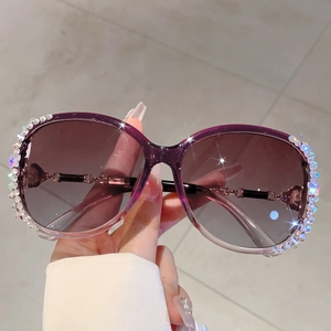 Detailansicht der lila Farbverlauf-Sonnenbrille mit funkelnden Strasssteinen am Rahmen