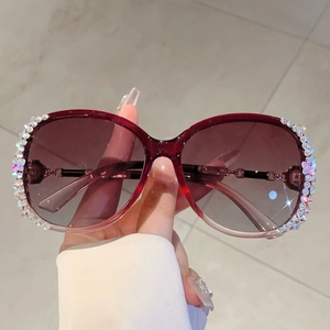 Schicke Oversize-Sonnenbrille in Weinrot mit Strassbesatz und Verlaufsgläsern