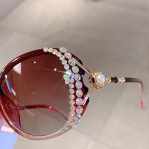 Elegante Oversize-Sonnenbrille mit braunem Verlauf, Strasssteinen und Perlendetails