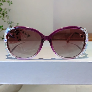 Detail der lila Übergroße Sonnenbrille mit Verlaufsgläsern und Strassbesatz