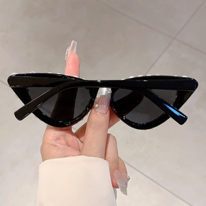 Gros plan de lunettes de soleil œil de chat noires avec ornements de perles sur la monture
