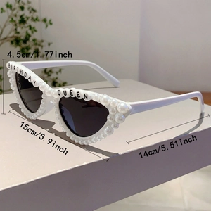 Vue détaillée des lunettes de soleil Birthday Queen en cœur avec perles et tailles