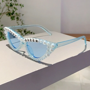 Détail macro de lunettes d'anniversaire bleu œil-de-chat avec perles et lettrage festif