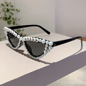 Détail de lunettes œil-de-chat avec perles et lettrage Birthday Queen pour la fête