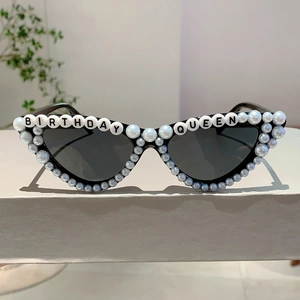 Détail de lunettes œil de chat noires avec perles blanches et lettres Birthday Queen