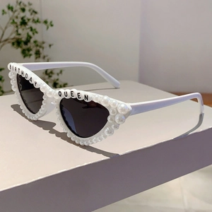 Détail des lunettes de soleil Birthday Queen en forme de cœur avec perles blanches