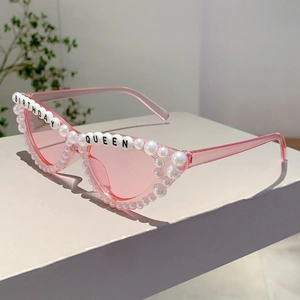 Détail de lunettes de soleil rose œil de chat avec perles et lettrage Birthday Queen