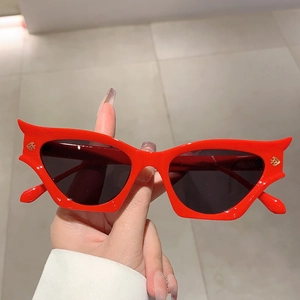 Lunettes de soleil œil de chat rouges avec couronne dorée et verres noirs