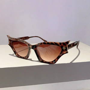 Vue détaillée des lunettes de soleil œil-de-chat écaille avec accents dorés