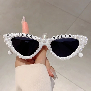 Lunettes œil de chat Birthday Queen avec perles blanches et lettres noires pour fête