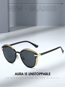 Détail de lunettes noires avec insert en métal doré luxueux et verres gris foncé