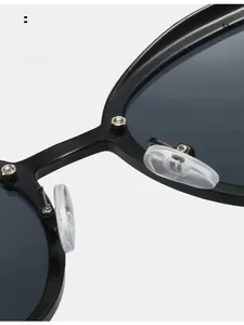 Détail des plaquettes de nez confortables en silicone sur lunettes de soleil noires avec vis