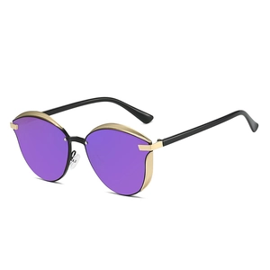 Lunettes de soleil œil-de-chat rétro avec verres violets et détails dorés sur monture noire