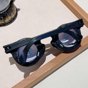 Détail de lunettes d'Halloween rigolotes avec monture ronde noire et ressorts d'yeux