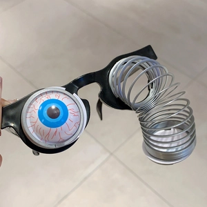 Détail des lunettes de farce d'Halloween avec yeux à ressort et motifs de veines rouges