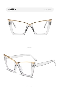 Detail der transparenten grauen Cat-Eye-Brille mit Goldakzenten und 45-Grad-Ansicht