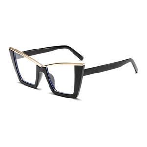 Schicke Cat-Eye Blaulichtbrille mit schwarzem Rahmen und goldenen V-Metallakzenten