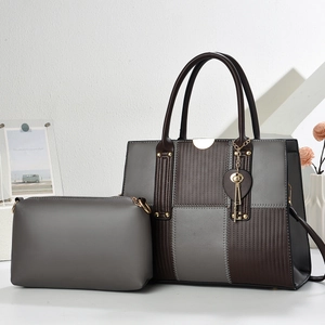 Ensemble sac à main femme gris en cuir matelassé avec porte-clé doré élégant
