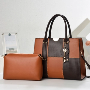 Ensemble sac à main femme en cuir marron avec bandoulière et pendentif coeur en métal