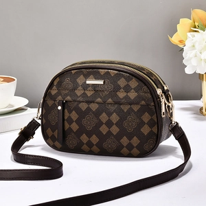 Sac bandoulière rétro marron avec monogramme, double zip et détails dorés chics