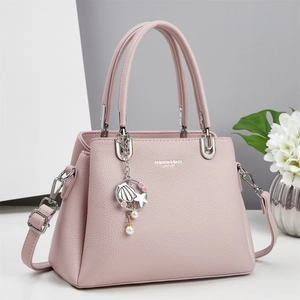 Elegante borsa a mano rosa in pelle litchi con dettagli argento e ciondolo a conchiglia