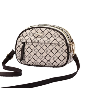 Sac à bandoulière beige minimaliste avec motif floral sombre et sangle réglable