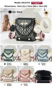 Détail du sac bandoulière avec boucle cygne, gland perlé et motif monogramme