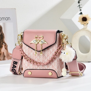 Sac bandoulière rose avec fermoir flamant et pompon perle sur fond blanc minimaliste