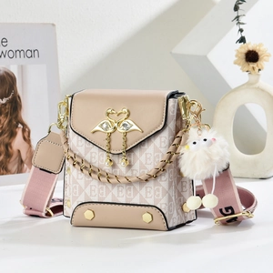 Sac bandoulière minimaliste beige et rose avec fermoir cygne et pompons en perles chic