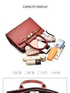 Sac fourre-tout marron rouge à texture croco montrant une grande capacité avec accessoires