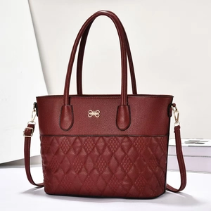 Sac bandoulière bordeaux vintage avec texture matelassée et breloque papillon