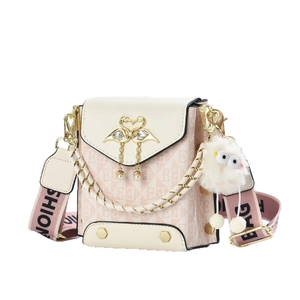 Petit sac bandoulière rose et beige avec boucle cygne et charm peluche sur fond blanc