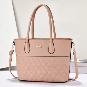 Détail d'un sac cabas rose poudré avec cuir grainé et texture matelassée en losange