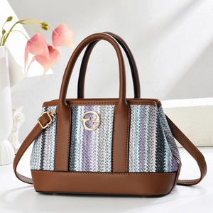 Sac fourre-tout tissé violet et bleu avec poignées en cuir marron et détails dorés