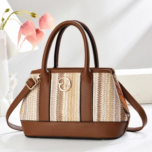 Sac à main bicolore en paille pour femme avec détails en cuir et logo doré