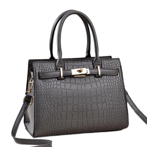 Sac à main gris foncé à motif crocodile avec fermoir tournant et bandoulière amovible