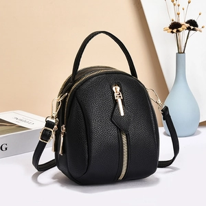 Elegante borsa a tracolla in pelle nera grana litchi con zip dorate per donna