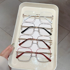 Lot de quatre montures de lunettes carrées en métal blanc, noir, écaille et rouge